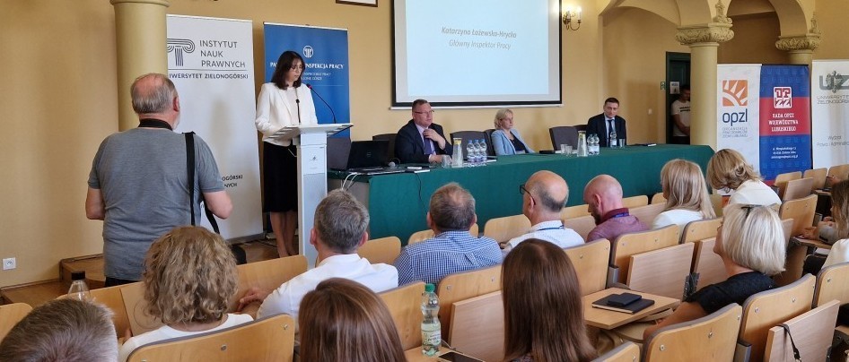 Sala wykładowa wypełniona uczestnikami konferencji dot. kształtowania wewnątrzzakładowych źródeł prawa pracy w Zielonej Górze 